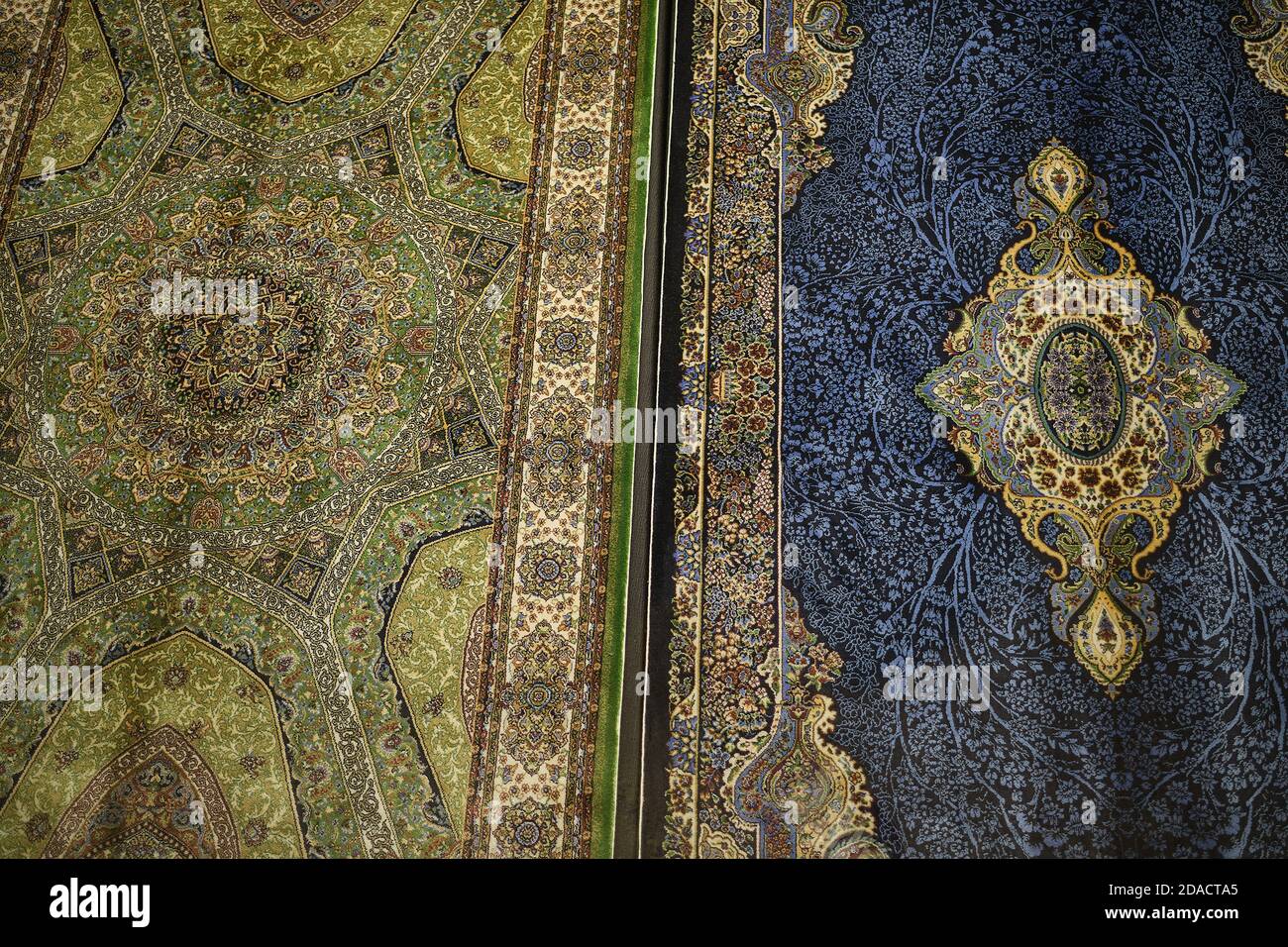 Nahaufnahme von bunten grünen und blauen handgefertigten türkischen Teppichen mit komplizierten Mustern und Designs, Istanbul, Türkei Stockfoto