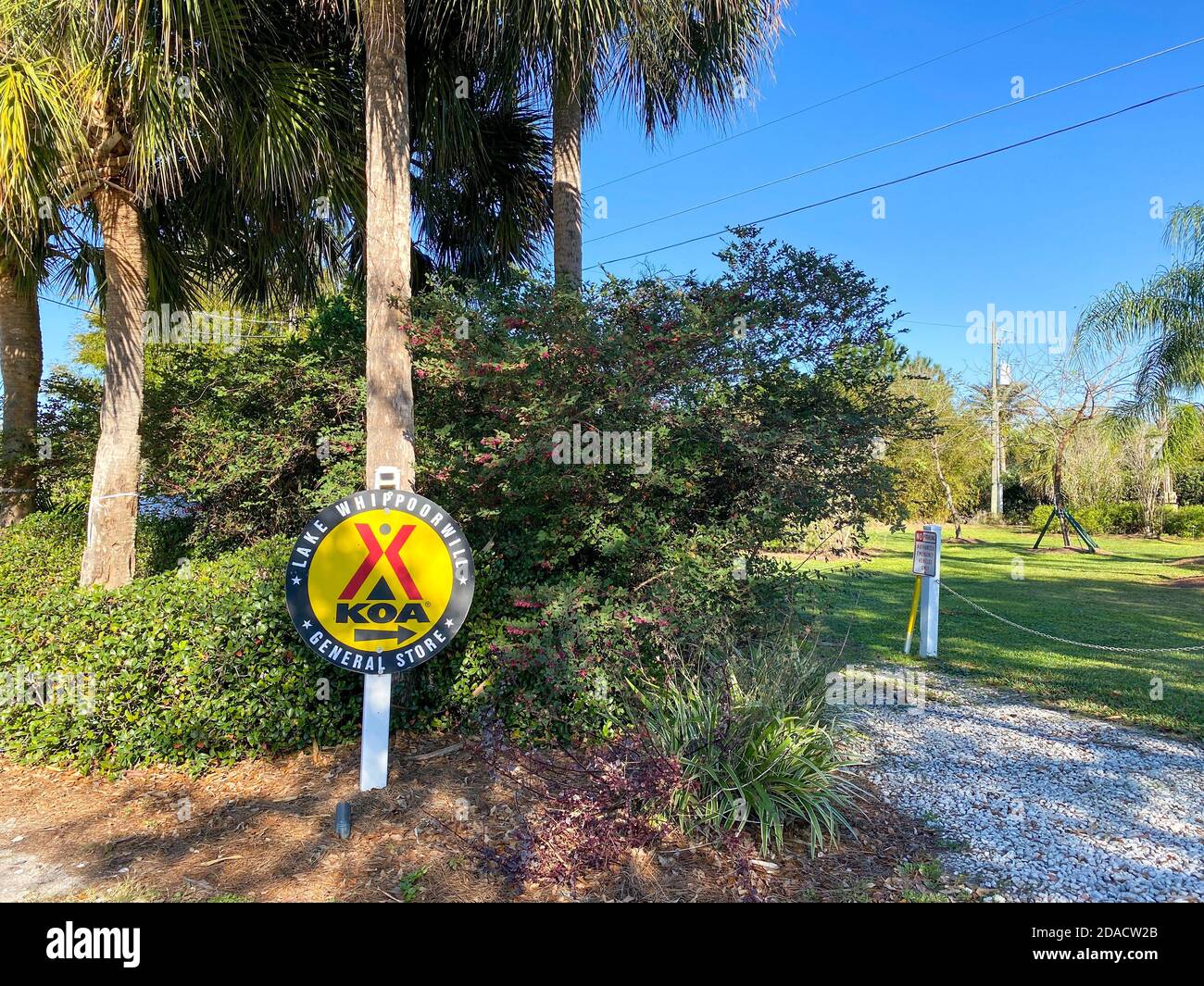Orlando, FL/USA-2/29/20: Ein Kampgrounds of America KOA-Schild in einem Campingplatz am Lake Nona in Orlando, Florida. Stockfoto