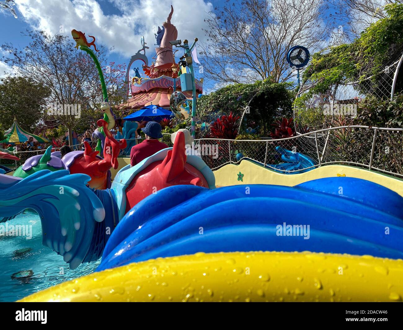 Orlando, FL/USA -2/16/20: Der eine Fisch, zwei Fische, roter Fisch, blauer Fisch, Cat in the hat Ride im Universal Studios Theme Park in Orlando, Florida. Stockfoto