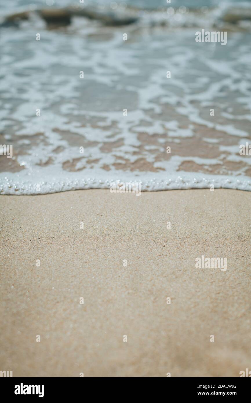 Soft Blue Ocean Wave am Sandstrand. Hintergrund. Stockfoto