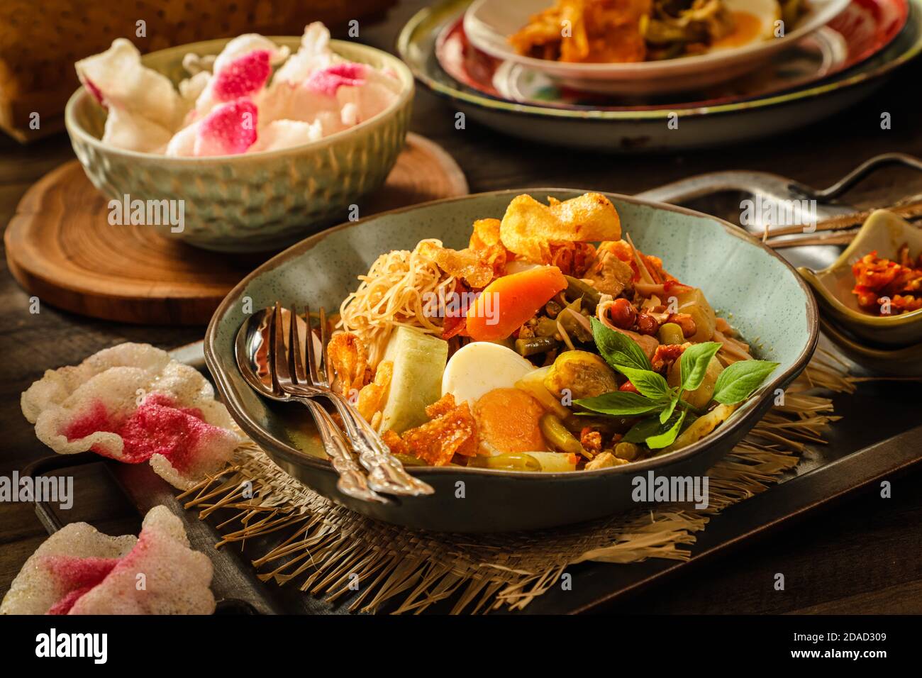 Lontong Sayur Medan, das Peranakan-Gericht aus Reiskuchen und Gemüse-Curry-Suppe aus Medan, Nord-Sumatra Stockfoto