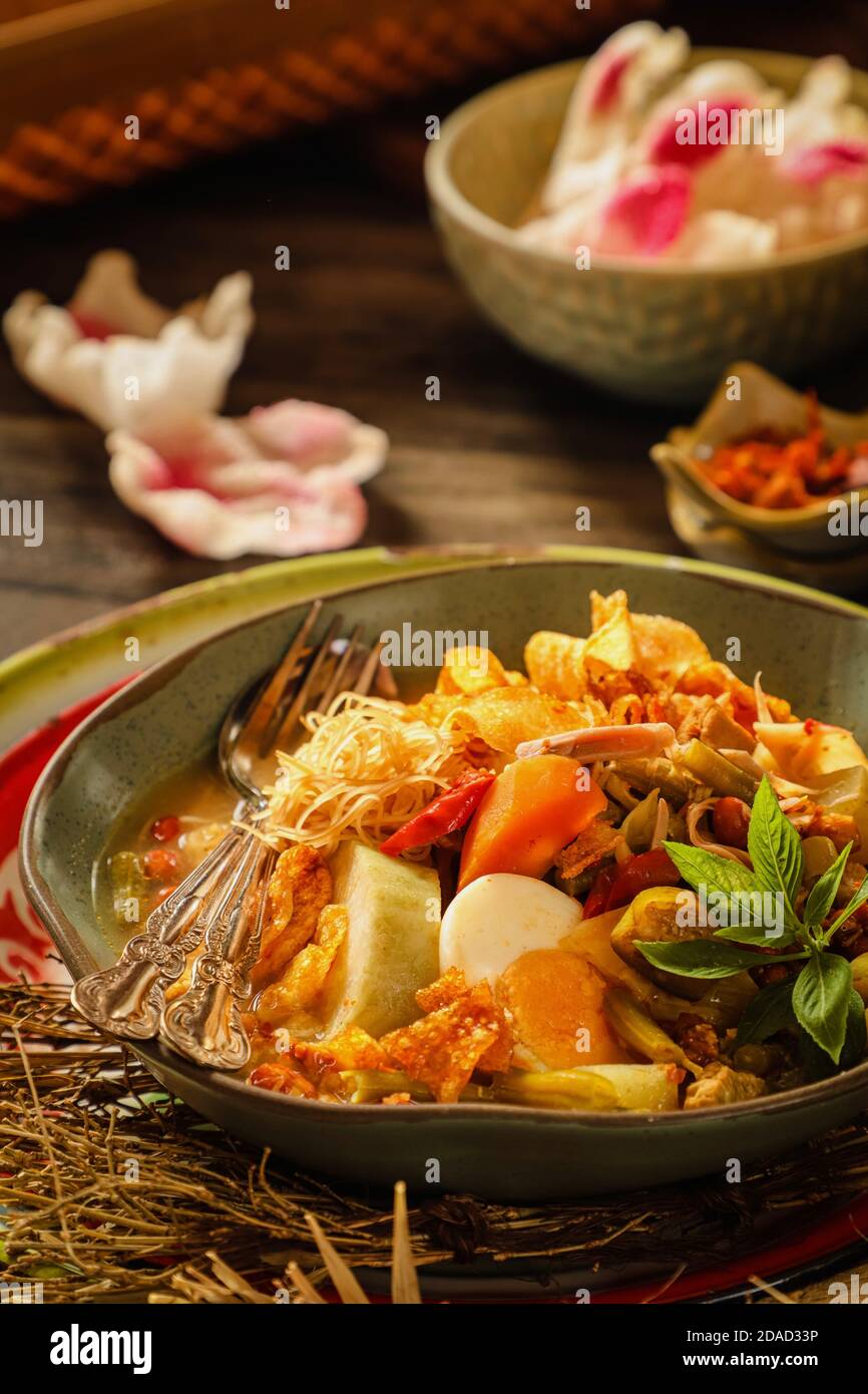 Lontong Sayur Medan, das Peranakan-Gericht aus Reiskuchen und Gemüse-Curry-Suppe aus Medan, Nord-Sumatra Stockfoto