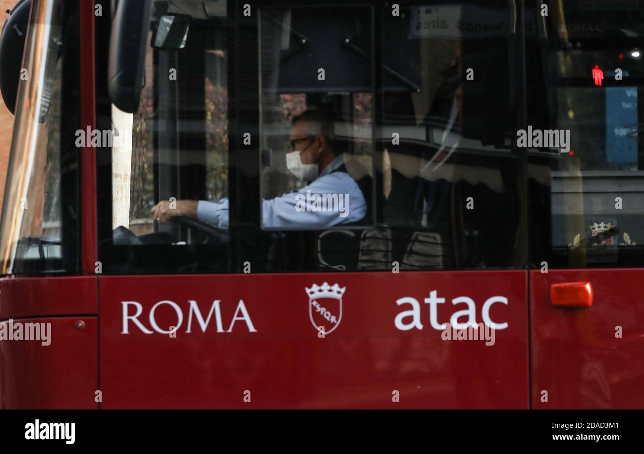 Rom, Italien. November 2020. Ein Busfahrer mit Gesichtsmaske arbeitet in Rom, Italien, 11. November 2020. Die COVID-19 Fälle in Italien überstiegen am Mittwoch eine Million, offizielle Statistiken des Gesundheitsministeriums zeigten. Täglich wurden rund 32,961 neue Fälle registriert, was die Gesamtzahl des Landes seit dem offiziellen Ausbruch der Pandemie Ende Februar auf 1,028,424 brachte. Quelle: Cheng Tingting/Xinhua/Alamy Live News Stockfoto