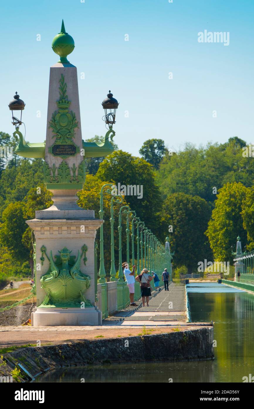 France,Loiret (45), Briare, Briare Kanalbrücke, 1896 von Eiffel erbaut, war sie bis 2003 mit ihren 662 Metern Länge die längste Kanalbrücke im W Stockfoto