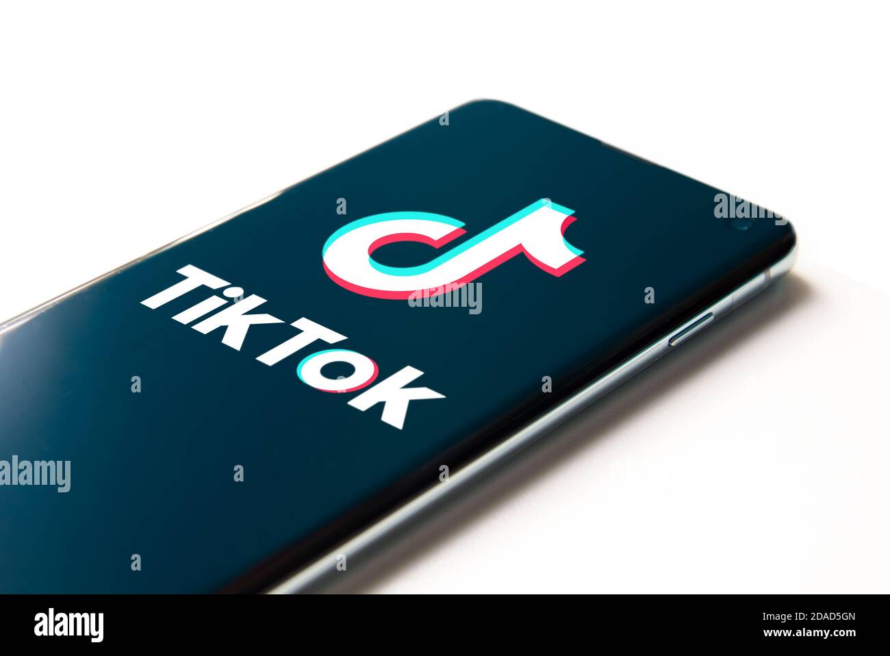 Auckland, NEUSEELAND - Juli 16 2020: Nahaufnahme des Logos für das Video-Anwendungssymbol von Tik Tok Social Media auf einem Samsung S10 Smartphone Stockfoto