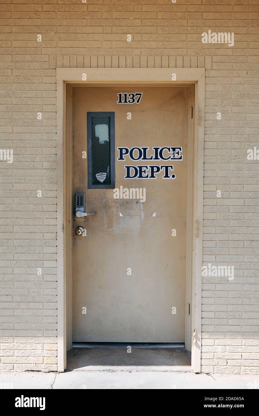 Äußere Eingangstür zu einem Polizeidezernat in Florala Alabama, USA. Stockfoto