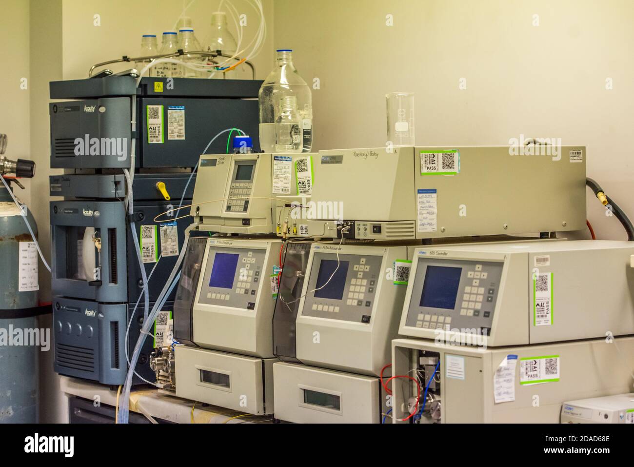 Eine Reihe von analytischen wissenschaftlichen Instrumenten, Flüssigchromatographie gesehen in einem medizinischen Forschungslabor im Alfred (Krankenhaus), die in der innovativen Forschung in der Gastroenterologie beteiligt ist. Stockfoto