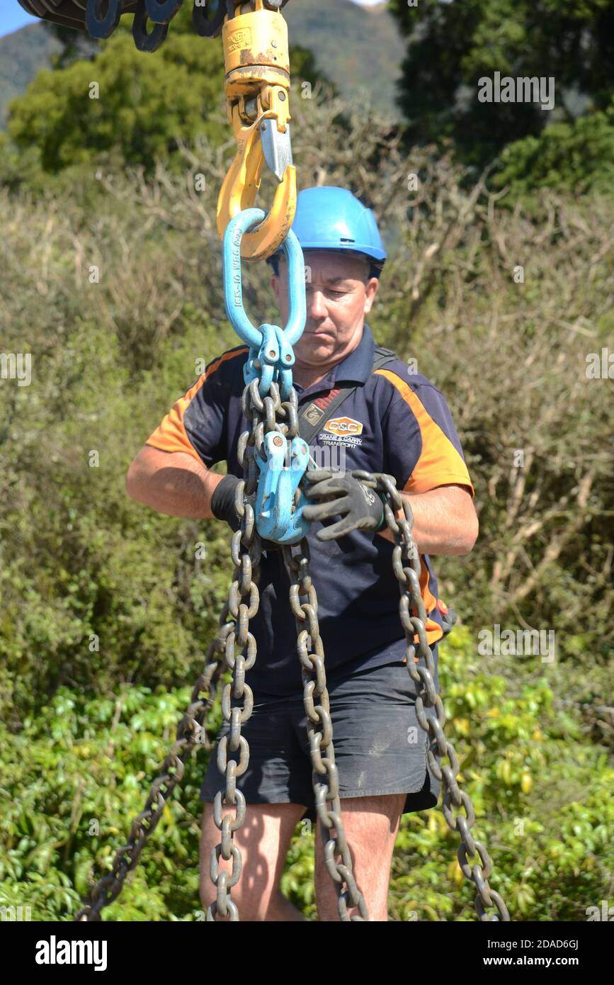 GREYMOUTH, NEUSEELAND, 21. OKTOBER 2020: Ein Kranführer arbeitet daran, ein kleines Gebäude von einem LKW auf seine Pfeiler zu heben. Stockfoto