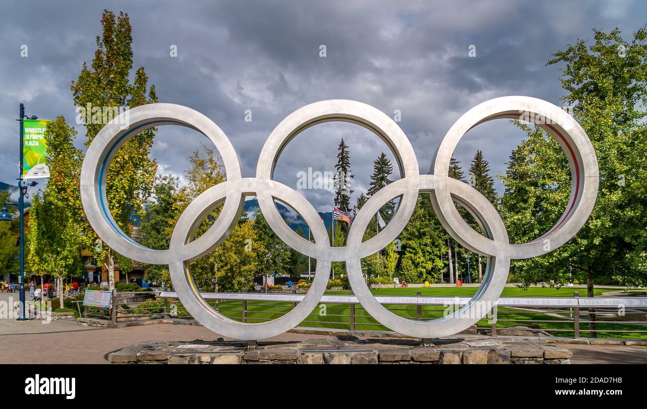 Die Olympischen Ringe im Zentrum von Whistler Village, ein Überbleibsel der Olympischen Winterspiele 2010 Stockfoto