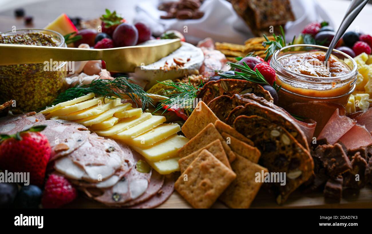 Wurstwaren und Käse Weidebrett Stockfoto