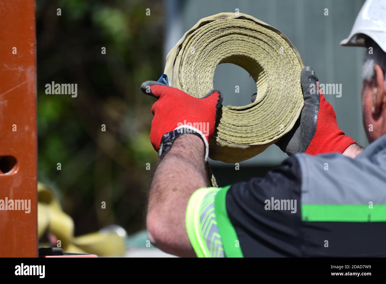 Ein Kranführer rollt ein Spannband hoch Stockfoto