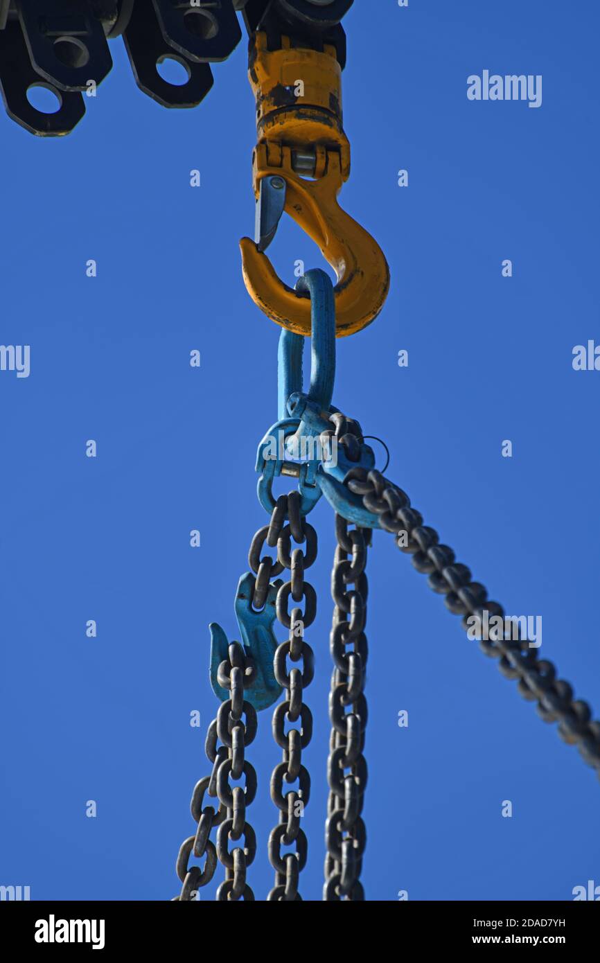 Detail eines Hakens und eines Hebezeugs, das an einem verwendet wird Kleiner Kran Stockfoto