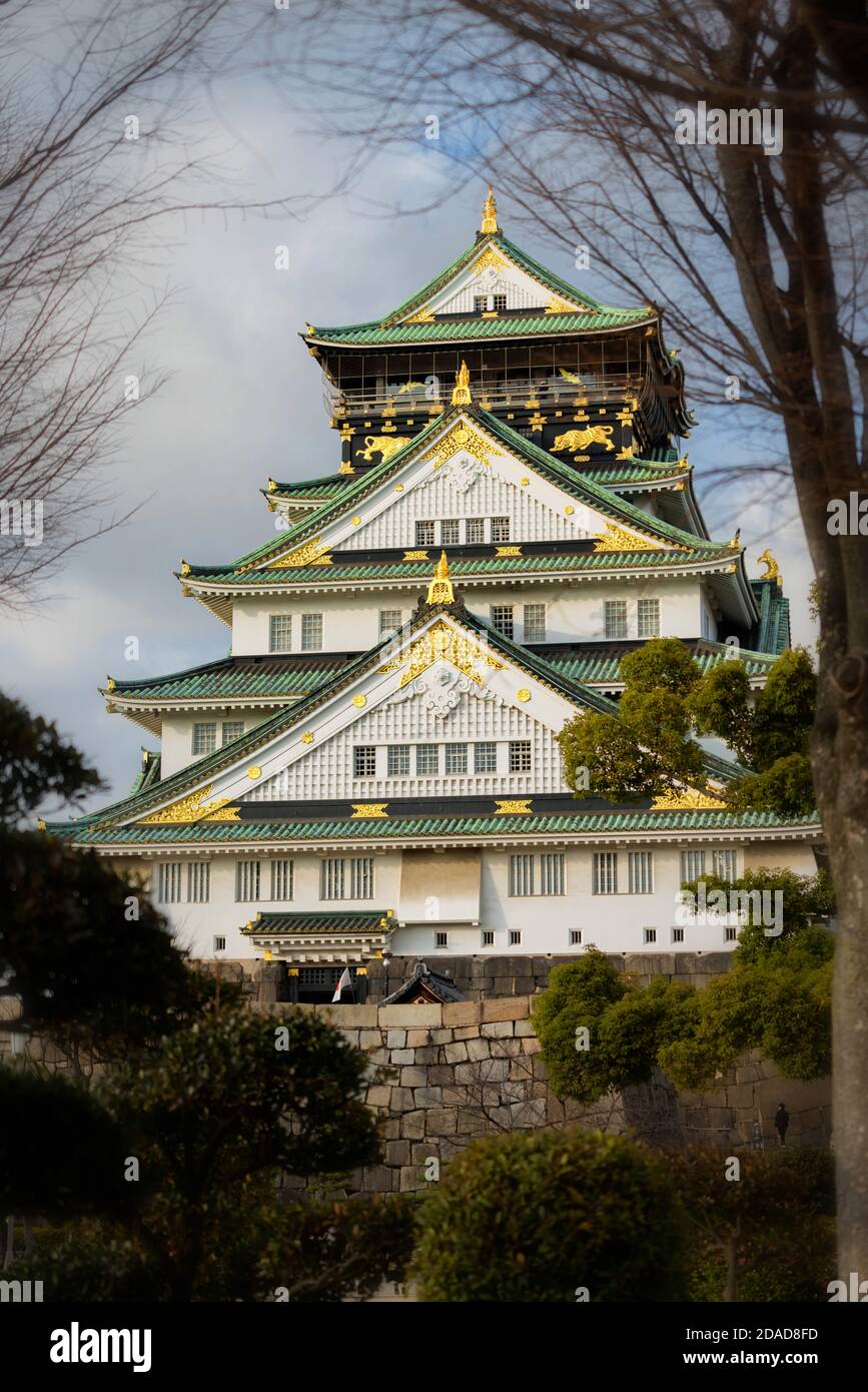 Burg Osaka mit bewölktem Himmel in der Wintersaison Stockfoto