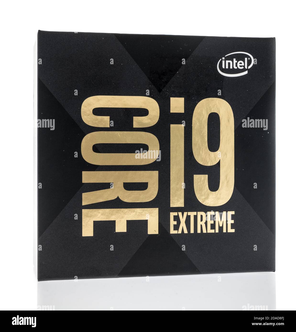 Winneconne, WI - 27. Oktober 2020: Ein Paket von Intel Core I9 Extreme Prozessor auf einem isolierten Hintergrund. Stockfoto