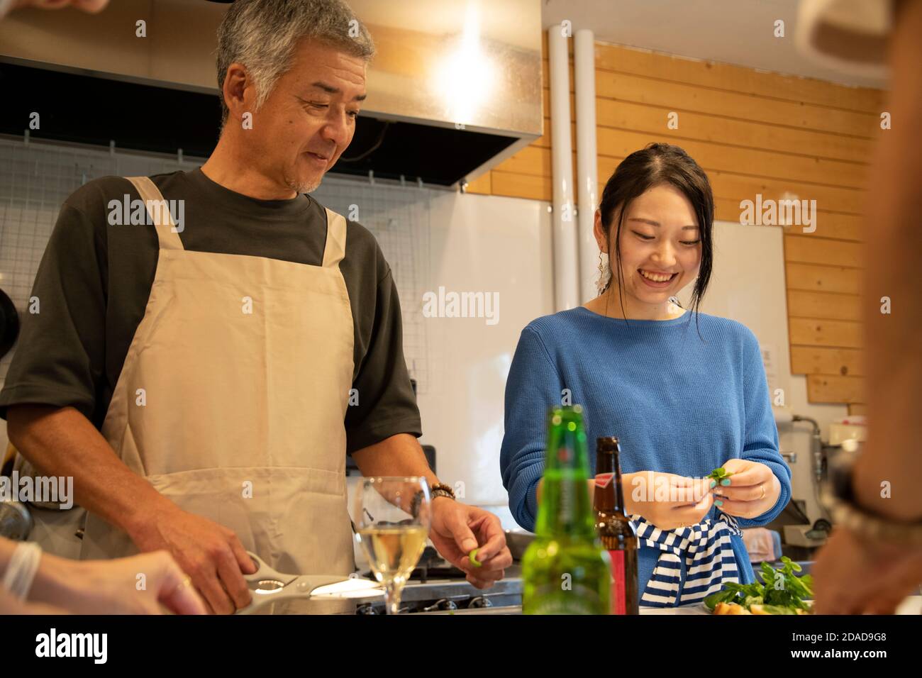 Mann und Frau kochen in der Gemeinschaftsküche Stockfoto