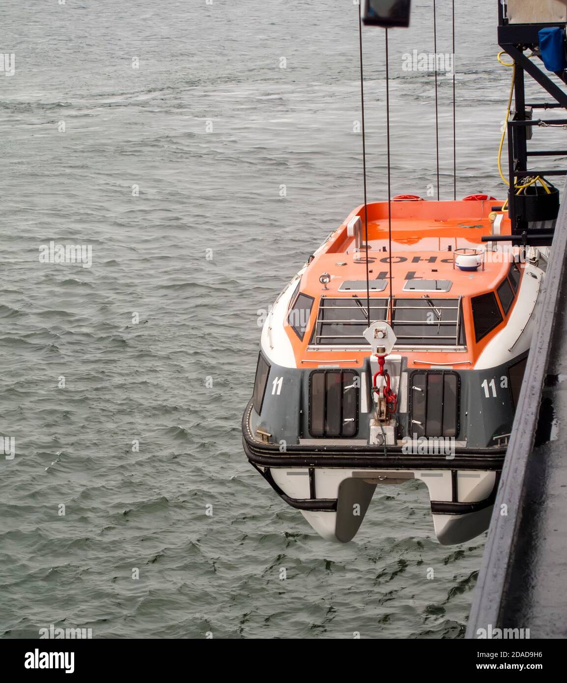 Rettungsboot wird ins Wasser abgesenkt Stockfoto