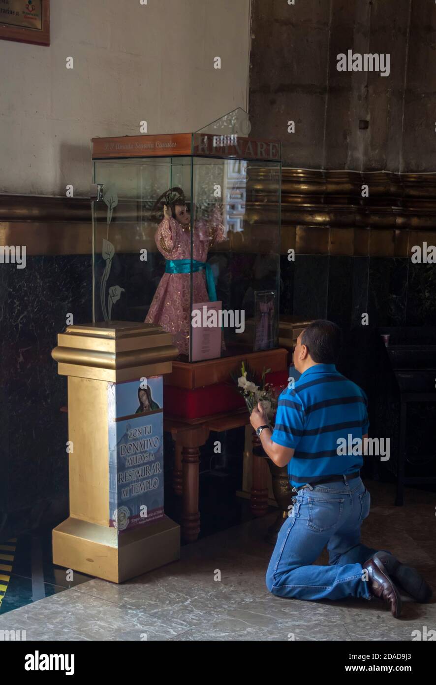 Mann, der in einem Heiligtum in der Basilika unserer Lieben Frau von Guadalupe, Mexiko-Stadt, Mexiko betet Stockfoto