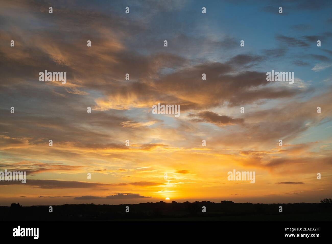 Am frühen Morgen Wolken bei Sonnenaufgang im oktober in der cotswold Landschaft. Broadway Hill, Cotswolds, Worchestershire, England Stockfoto