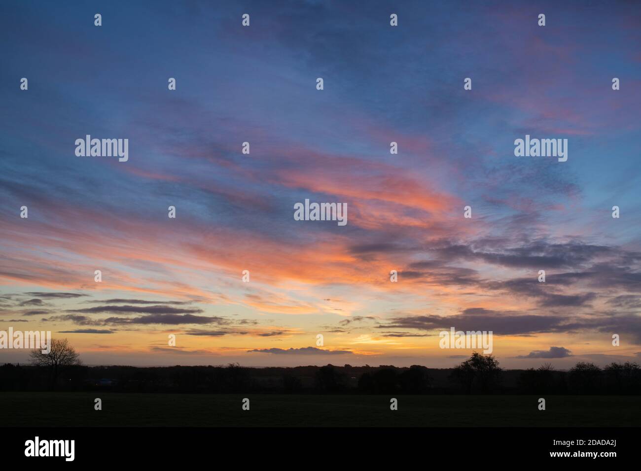 Am frühen Morgen Wolken in der Morgendämmerung im oktober in der cotswold Landschaft. Broadway Hill, Cotswolds, Worchestershire, England Stockfoto