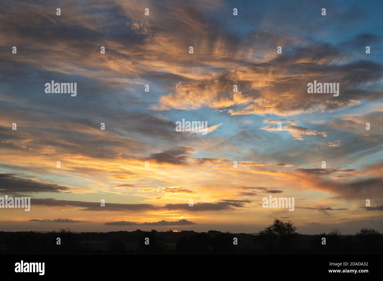 Am frühen Morgen Wolken bei Sonnenaufgang im oktober in der cotswold Landschaft. Broadway Hill, Cotswolds, Worchestershire, England Stockfoto