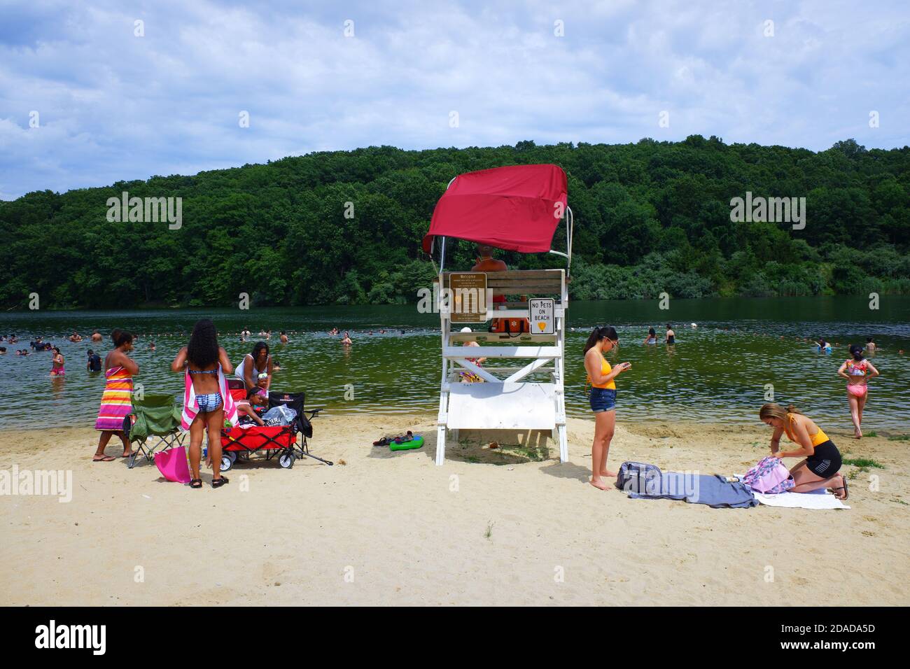 Besucher am Strand von Round Valley Recreation Area.Lebanon.New Jersey.USA Stockfoto