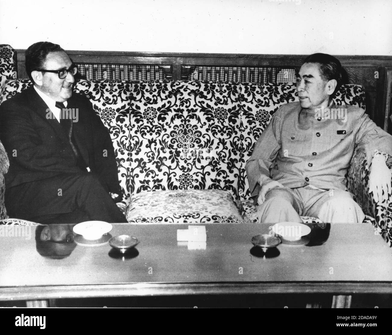 Auf diesem Foto, das vom Weißen Haus veröffentlicht wurde, trifft Dr. Henry A. Kissinger, Assistent des Präsidenten (Nixon) für nationale Sicherheitsangelegenheiten, am 9. Juli 1971 im Regierungsgasthaus in Peking, China, den Premierminister Chou en-lai der Volksrepublik China. Das Treffen, das im Geheimen abgehalten wurde, wird den Weg ebnen für US-Präsident Richard M. Nixon, sich persönlich mit dem chinesischen Führer zu treffen.Quelle: Weißes Haus über CNP weltweite Nutzung Stockfoto