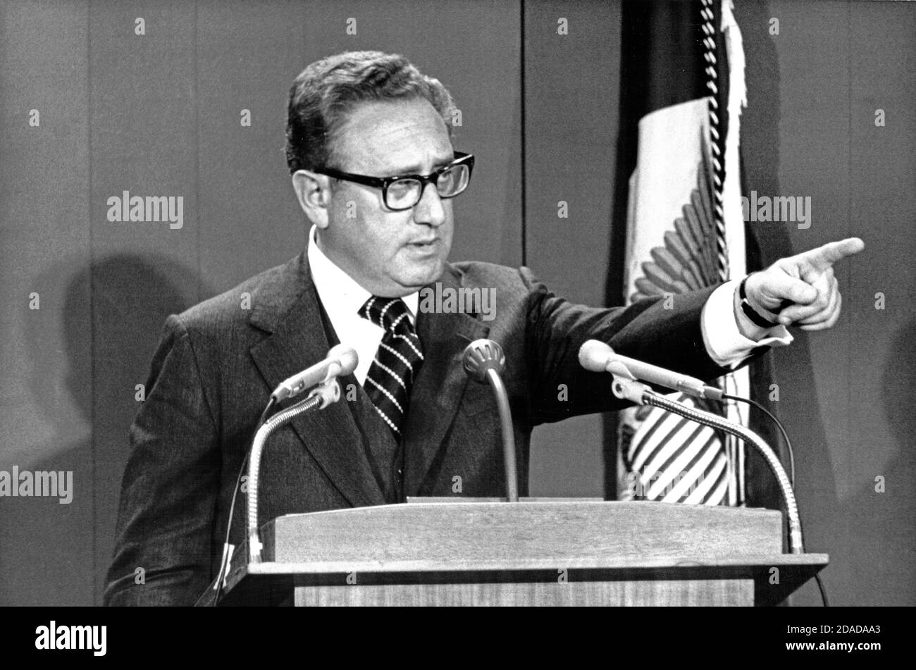 Der US-Außenminister Henry A. Kissinger hält am 26. März 1975 eine Pressekonferenz im Außenministerium in Washington, DC ab. Kissinger sagte Medienvertretern, dass die USA „weiterhin voll und ganz dem Überleben Israels verpflichtet sind“ und dass das Versäumnis, Südvietnam Hilfe zu gewähren, die Lage im Nahen Osten erschweren und die Interessen der USA weltweit bedrohen wird.Quelle: Benjamin E. 'Gene' Forte/CNP weltweit Stockfoto