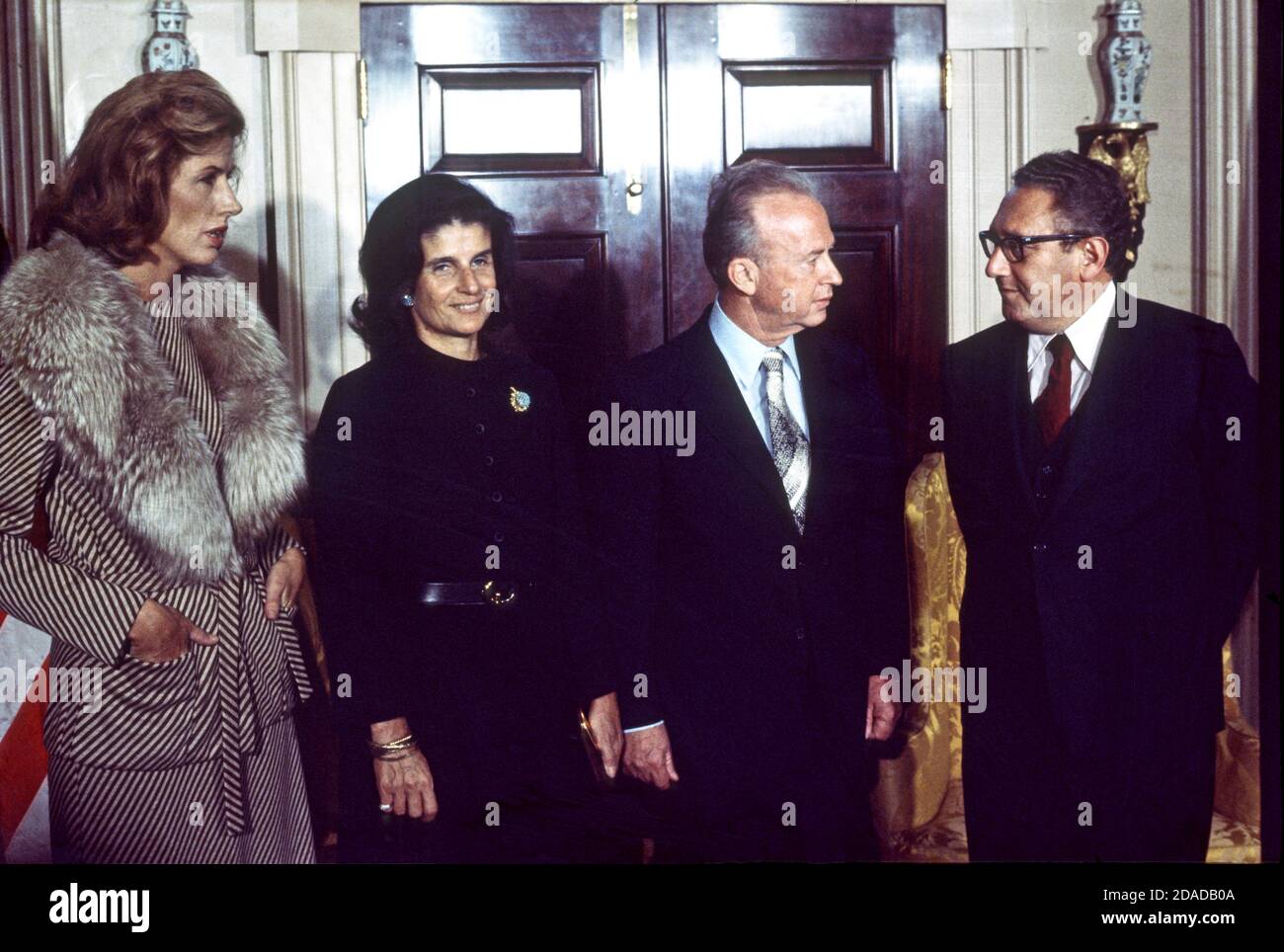 US-Außenminister Henry A. Kissinger, rechts, spricht mit Premierminister Yitzhak Rabin aus Israel, rechts in der Mitte, während sie am 28. Januar 1976 bei einem Empfang im US-Außenministerium in Washington, DC, in einer Empfangsleitung stehen. Links steht Frau Henry A. Kissinger (Nancy) und links in der Mitte ist Frau Yitzhak Rabin (Leah). Rabin ist für einen offiziellen Besuch in der US-Hauptstadt. Quelle: Benjamin E. 'Gene' Forte - CNP Verwendung weltweit Stockfoto