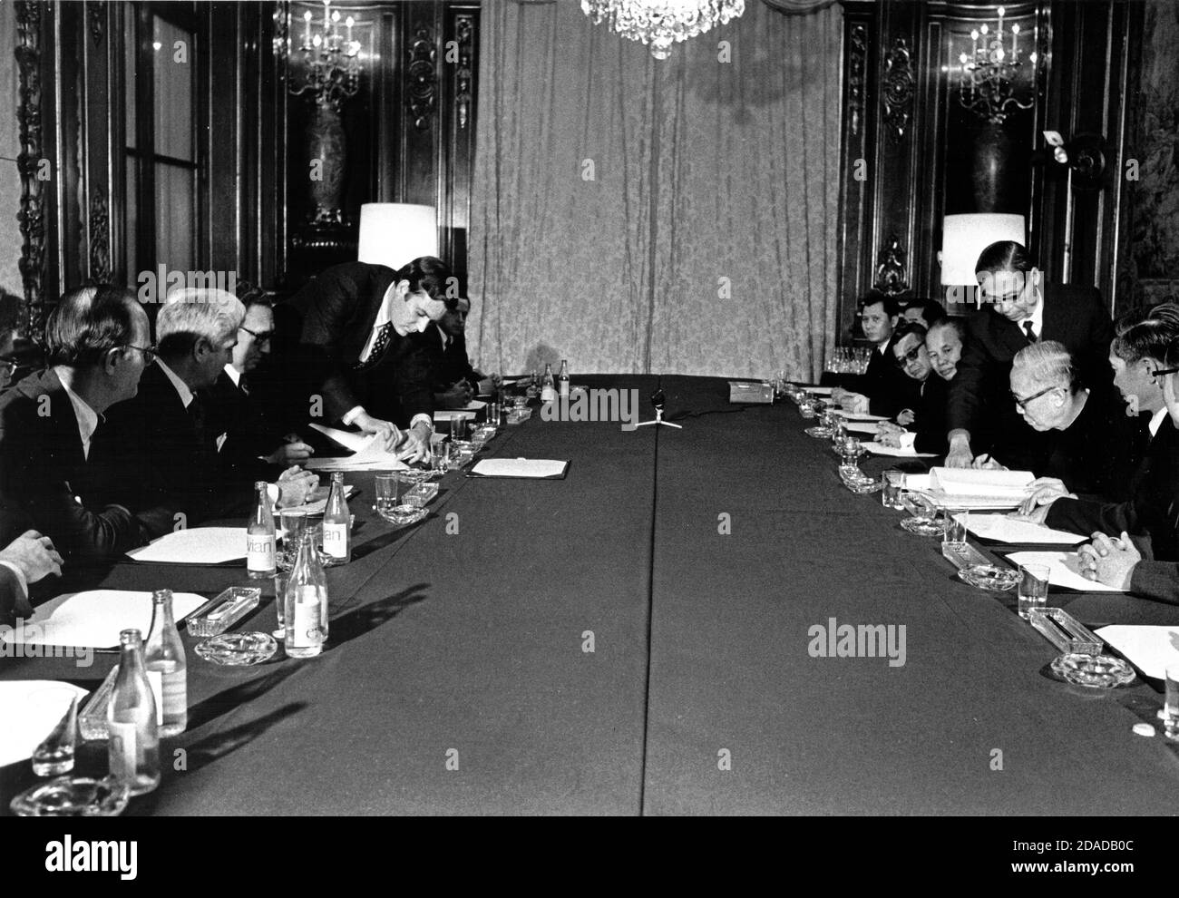 Auf diesem Foto, das vom Weißen Haus veröffentlicht wurde, initiale Dr. Henry A. Kissinger, links in der Mitte, das Vietnam-Friedensabkommen in Paris, Frankreich am Dienstag, 23. Januar 1973. Auf dem Foto sind unter anderem Le Duc Tho, das Kissinger-Team, Winston Lord, nordvietnamesische Unterhändler, südvietnamesische Unterhändler, Le Duc Tho und nicht identifizierte Amtsträger.Pflichtangabe: Robert L. Knudsen/White House via CNP Stockfoto