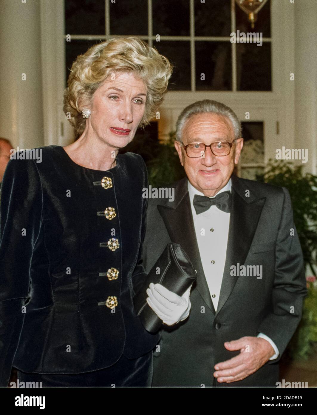 Der ehemalige US-Außenminister Dr. Henry A. Kissinger und seine Frau Nancy kommen am 29. Oktober 1997 zum Staatsessen zu Ehren von Präsident Jiang Zemin in China im Weißen Haus in Washington DC an.Quelle: Ron Sachs/CNP Verwendung weltweit Stockfoto