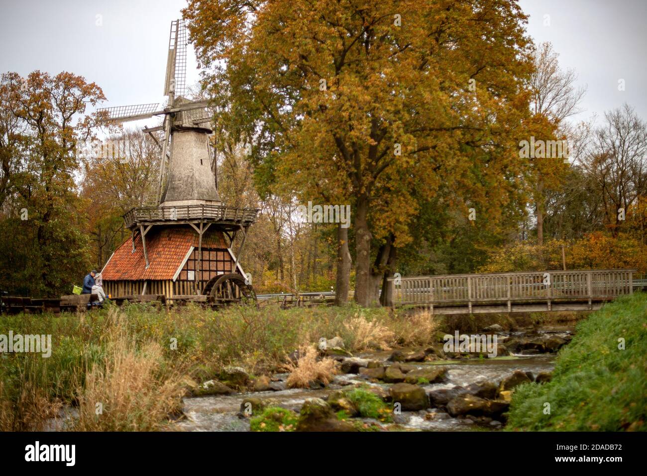 05. November 2020, Niedersachsen, Hüven: Die Hüvener Mühle steht am Ufer der Mittelradde. Die Mühle ist eine Kombination aus Windmühle und Wassermühle. Foto: Sina Schuldt/dpa Stockfoto