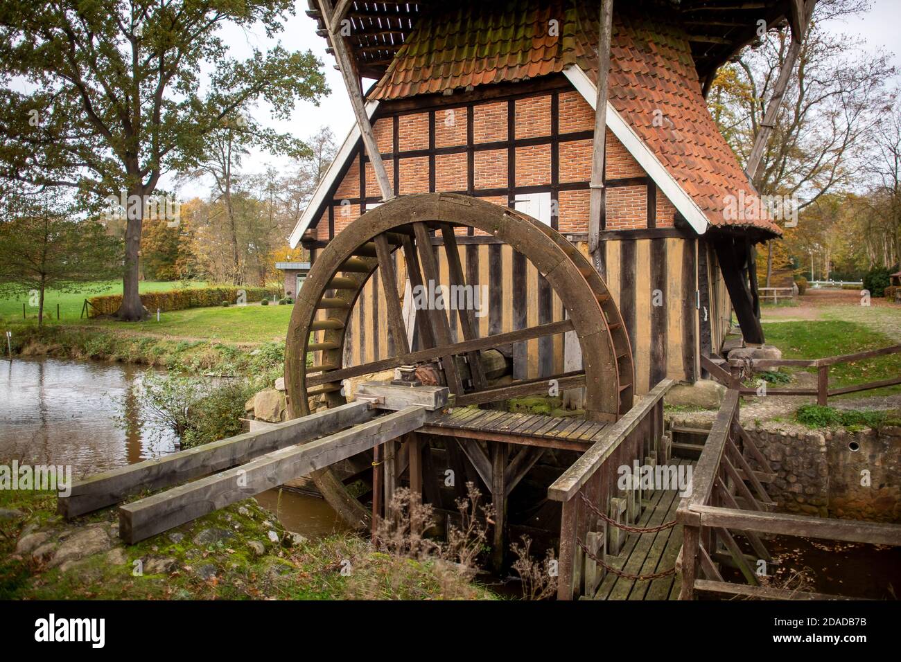 05. November 2020, Niedersachsen, Hüven: Die Hüvener Mühle steht am Ufer der Mittelradde. Die Mühle ist eine Kombination aus Windmühle und Wassermühle. Foto: Sina Schuldt/dpa Stockfoto
