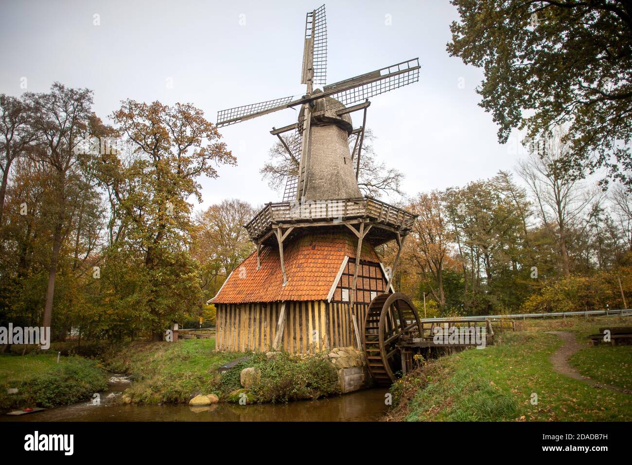 05. November 2020, Niedersachsen, Hüven: Die Hüvener Mühle steht am Ufer der Mittelradde. Die Mühle ist eine Kombination aus Windmühle und Wassermühle. Foto: Sina Schuldt/dpa Stockfoto