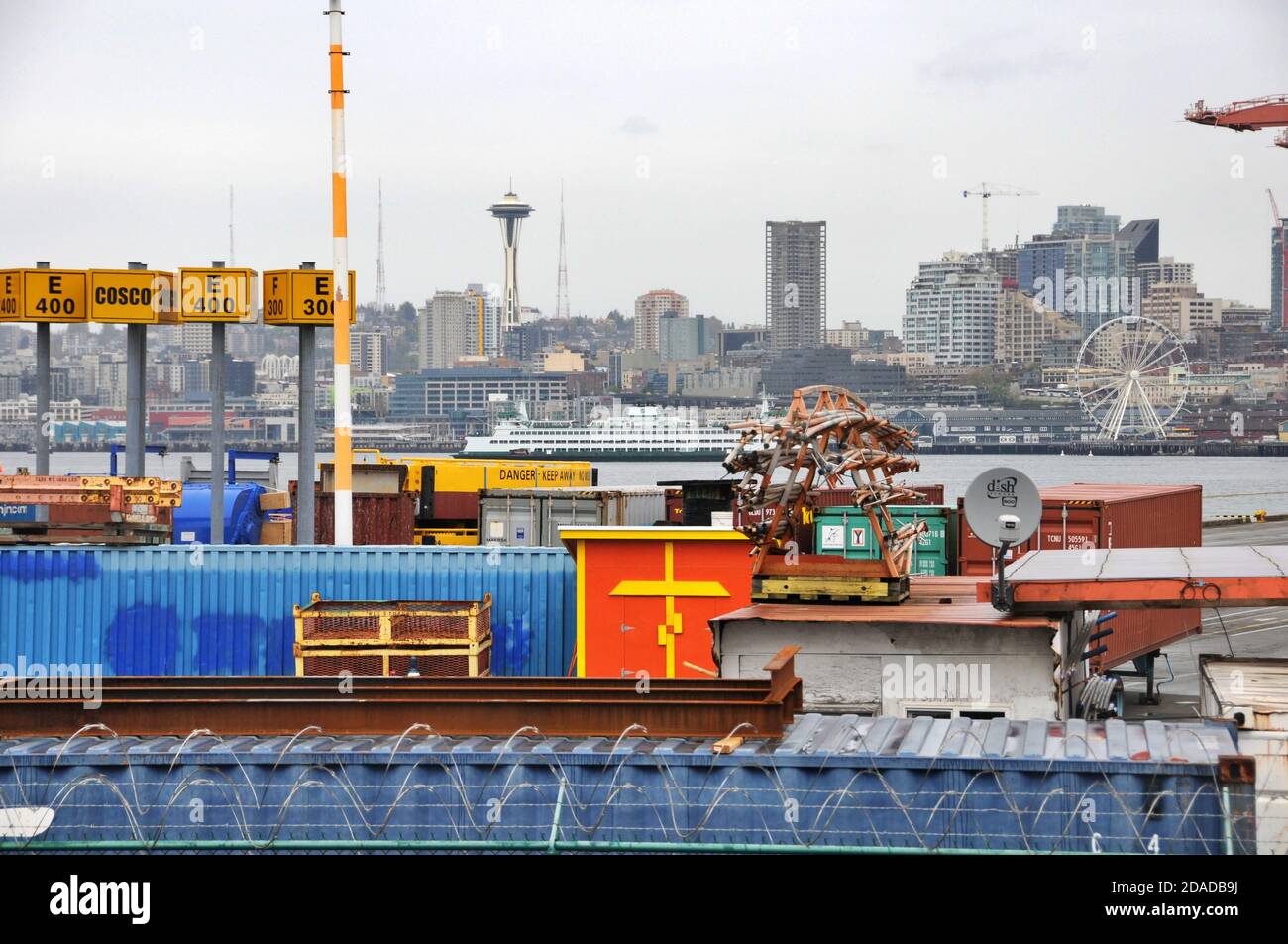 Blick auf die Schiffsanlegestelle und das Stadtbild von Seattle im Hintergrund, einschließlich Space Needle, Riesenrad und WA-Fähre, WA, USA. Stockfoto