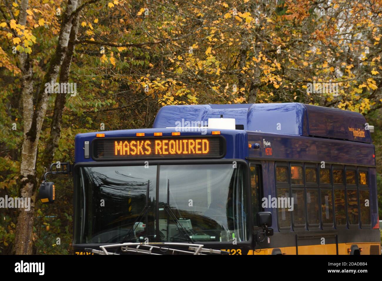 Digitales Zeichen "Maske erforderlich" auf dem King County Transit Metro Bus in Puget Sound Area, WA, USA Stockfoto