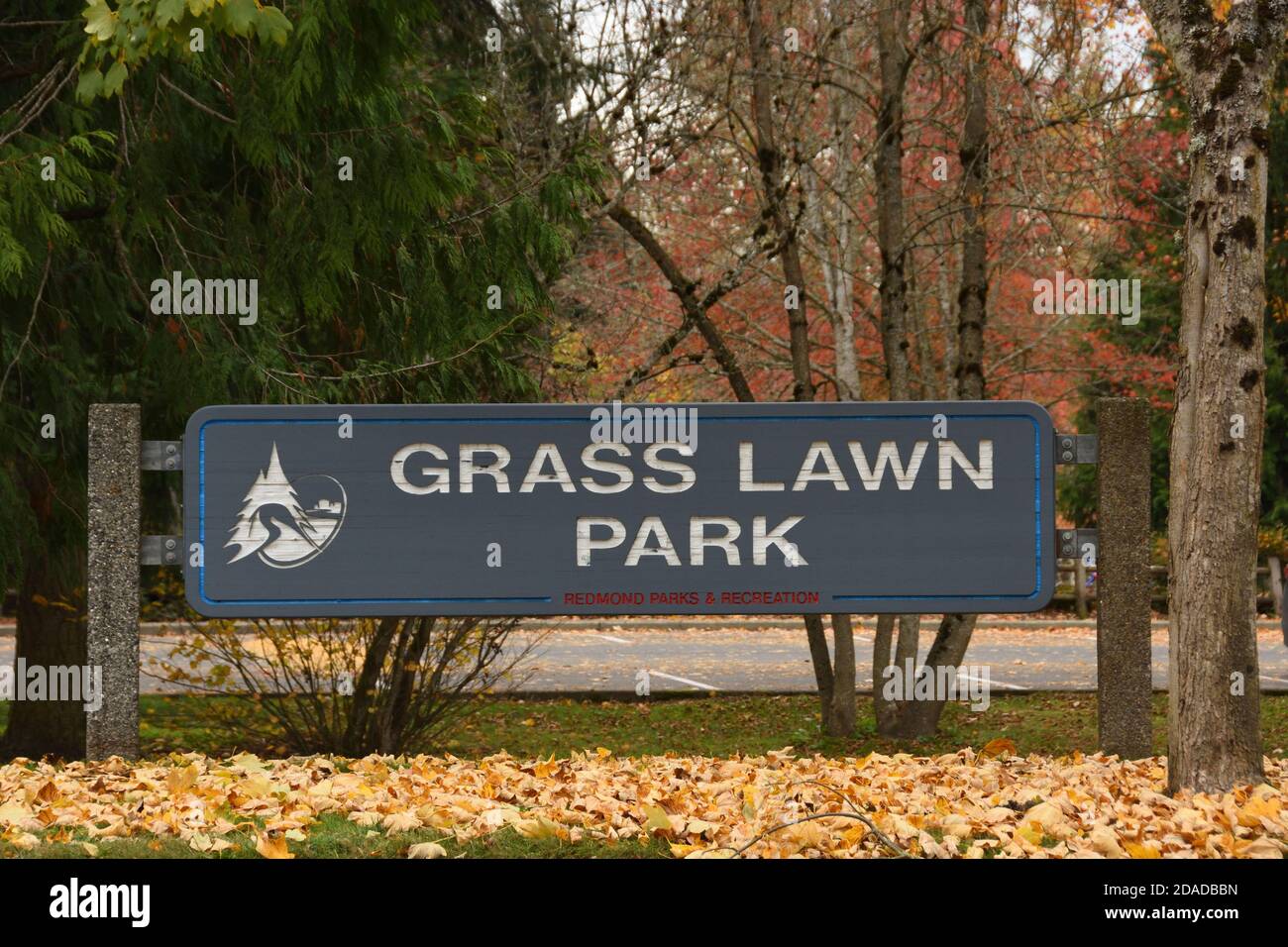 Grass Lawn Park Schild am Eingang des Parks im Herbst. Stockfoto