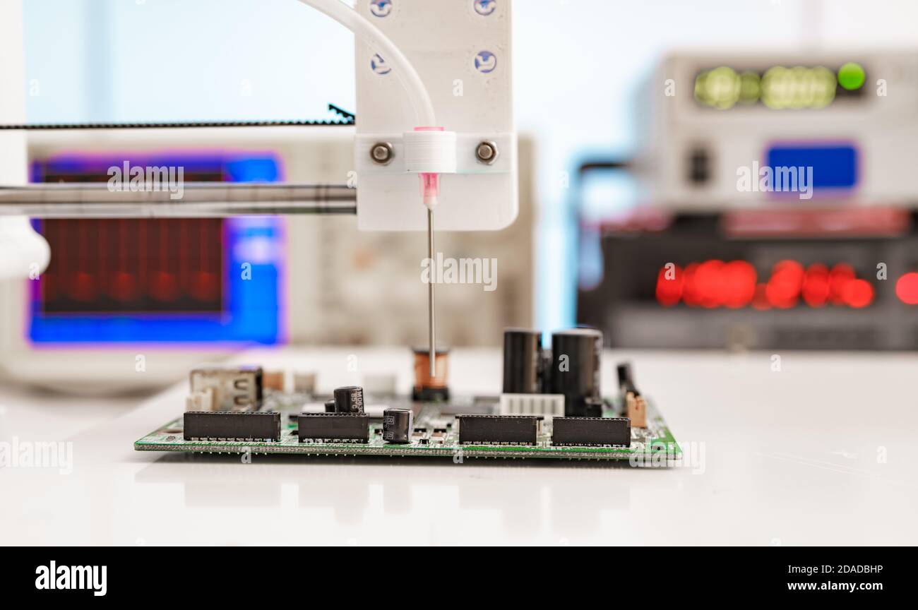 Debuggen von Elektronikgeräten. Mikrocontroller für Leiterplattenmontage im Elektroniklabor Stockfoto