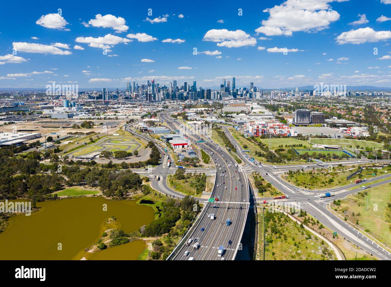 Luftaufnahme der Autobahn, die mit Melbourne CBD verbunden ist Stockfoto