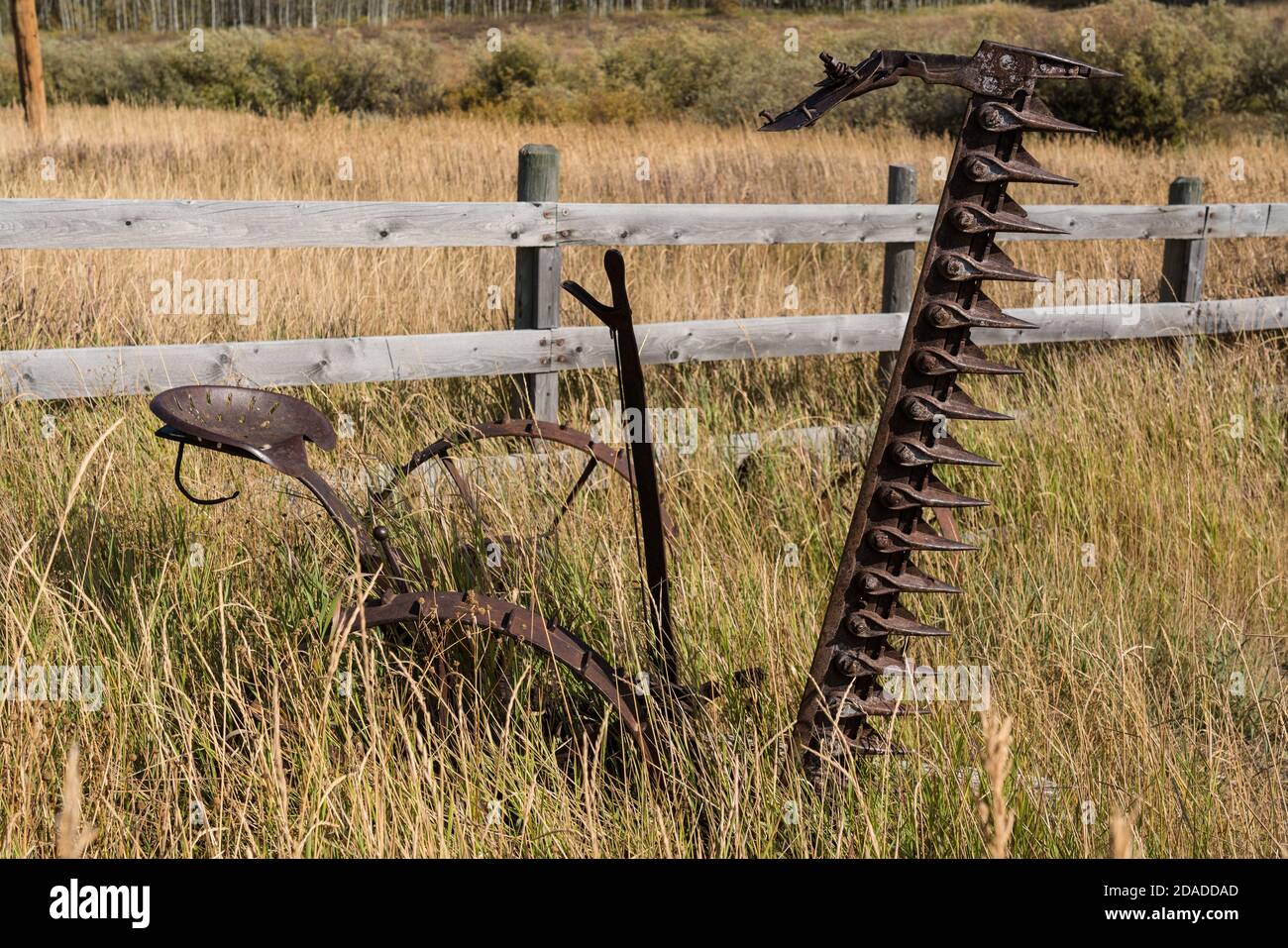 Ein alter Heumäher mit Sichelstange und schmiedeeisernen Rädern auf einer Ranch in Idaho, USA. Jetzt Teil eines privaten Museums. Stockfoto