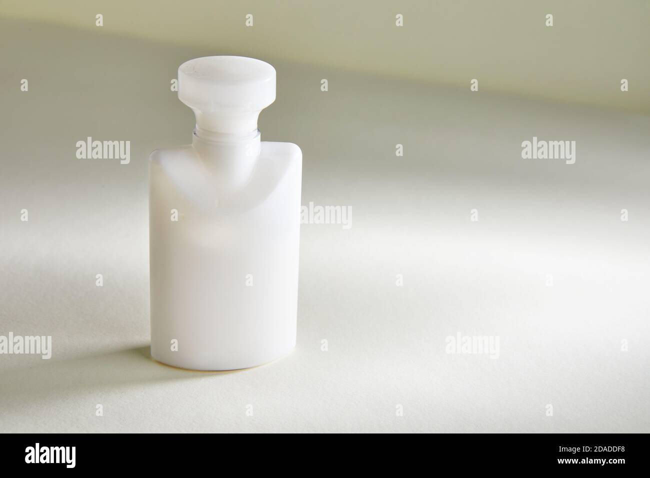 Zubereitung von Handcreme-Flaschen ohne Etiketten auf weißem Hintergrund. Stockfoto