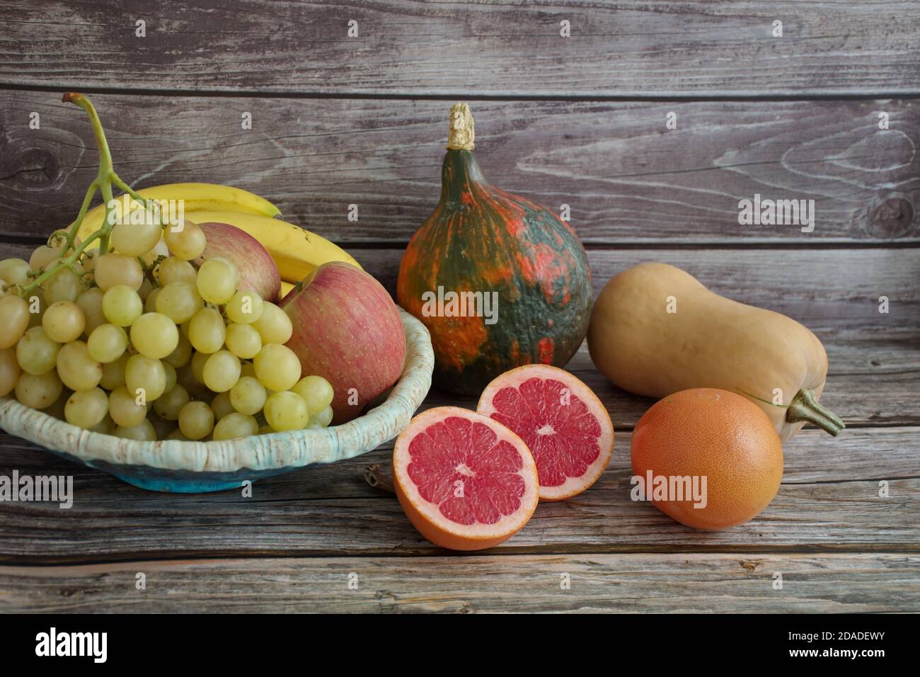 Obst und Gemüse auf Holzhintergrund Stockfoto