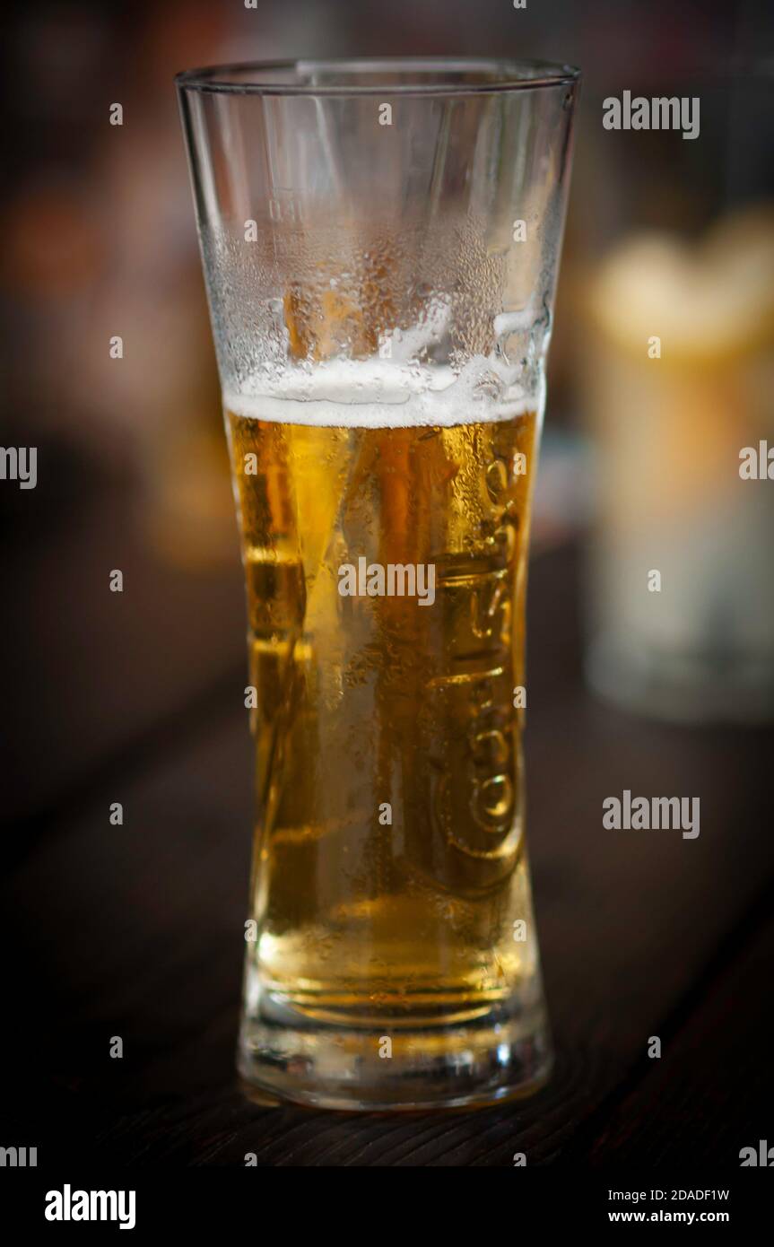 Salzburg, Österreich - 21. Juni 2019: Glas eines kalten blonden Carlsberg-Bieres auf schwarzem Hintergrund. Dänisches Unternehmen im Jahr 1847 gegründet. Stockfoto