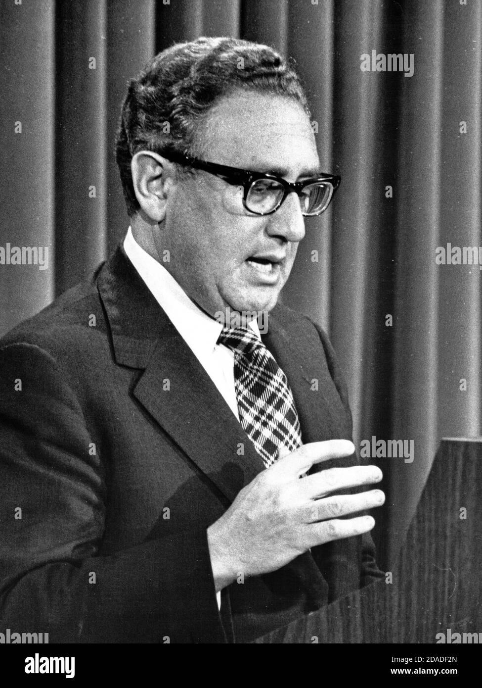 US-Außenminister Dr. Henry A. Kissinger führt eine Pressekonferenz durch, in der er ankündigte, dass die Evakuierung von US-Mitarbeitern aus Vietnam abgeschlossen sei und dass die US-Beteiligung in diesem Land am 29. April 1975 im Gebäude des Alten Exekutivbüros in Washington, DC, beendet sei. Kissinger verzögerte seine Ankündigung, bis der letzte Amerikaner aus Saigon ausgehoben wurde. Der Sekretär bekräftigte, dass die USA alle ihre Verpflichtungen weltweit einhalten werden.Quelle: Benjamin E. 'Gene' Forte / CNP / MediaPunch Stockfoto