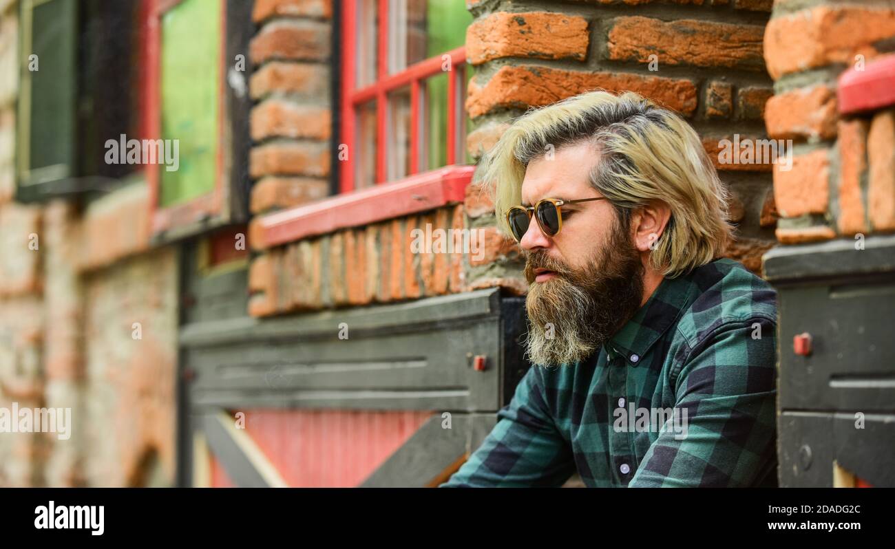 Bartiger Mann Kariert Hemd Hipster Gefarbte Haare Und Bart Friseur Und Friseursalon Brutal Mannlich Mit Blonden Haaren Irischen Architektur Hintergrund Manner In Legerer Mode Hipster In Sonnenbrille Cooler Typ Stockfotografie Alamy