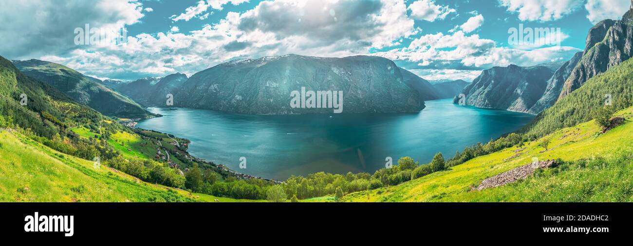 Sogn Und Fjordane Fjord, Norwegen. Panorama Panoramablick Auf Den Herrlichen Fjord Sogn Og Fjordane. Sommer Scenic Blick Auf Die Berühmte Naturattraktion Landmark Stockfoto