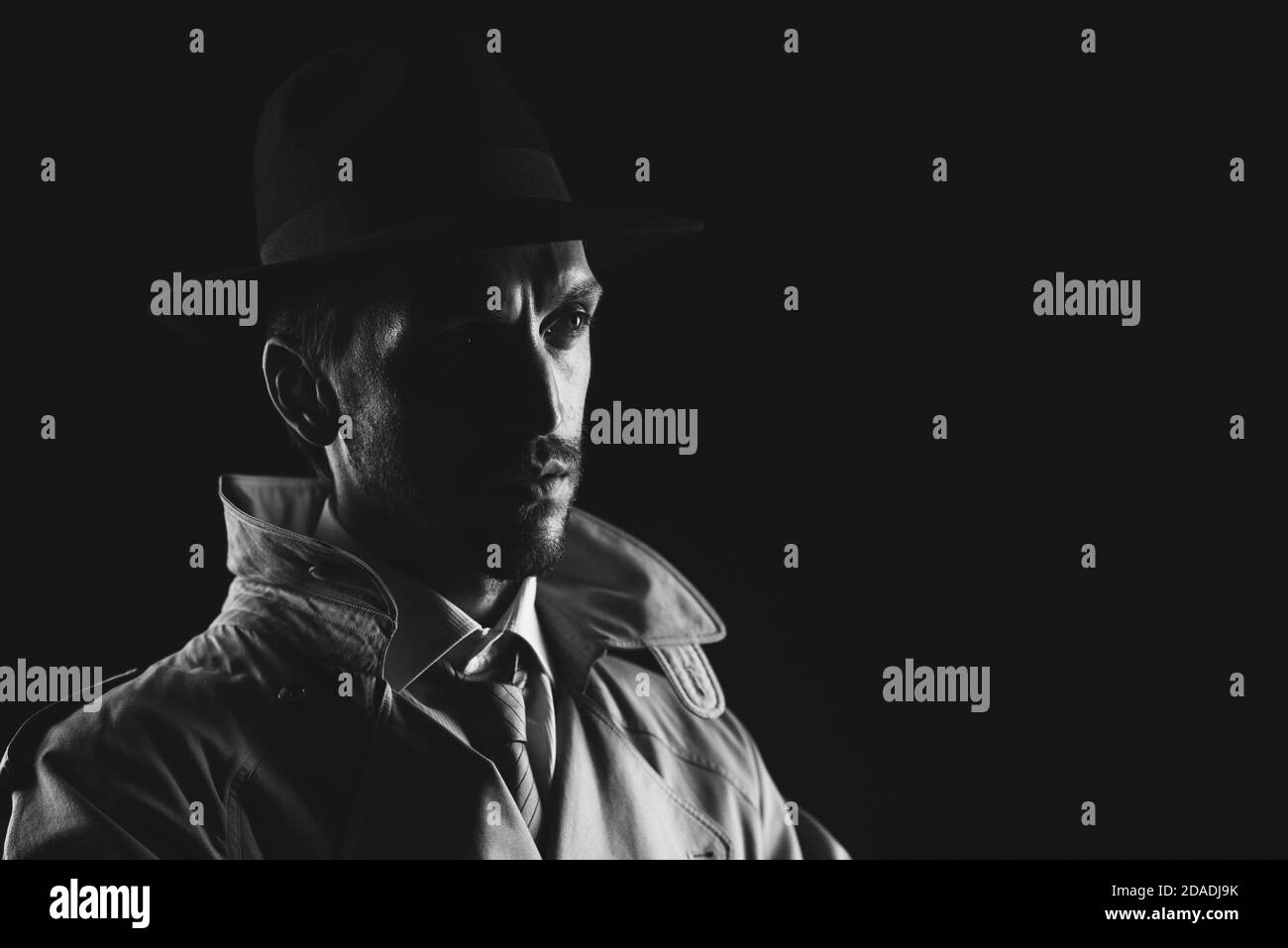 Noir Filmdetektiv posiert im Dunkeln, Thriller und Gangster Konzept Stockfoto