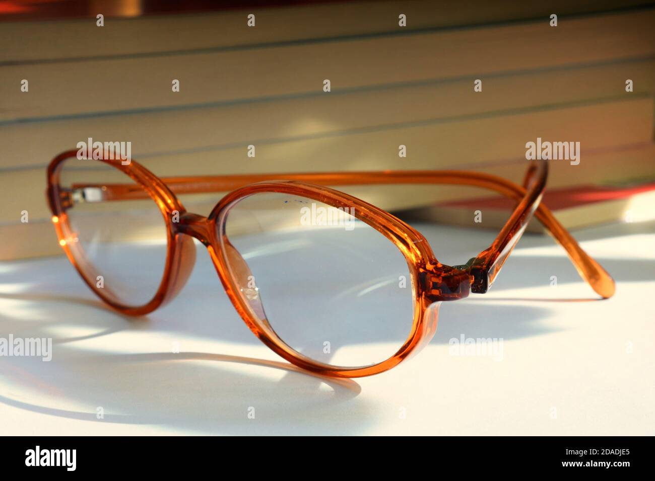 Schmutzige Brillen vor mehreren Büchern. Gebrauchte Brillen. Stockfoto