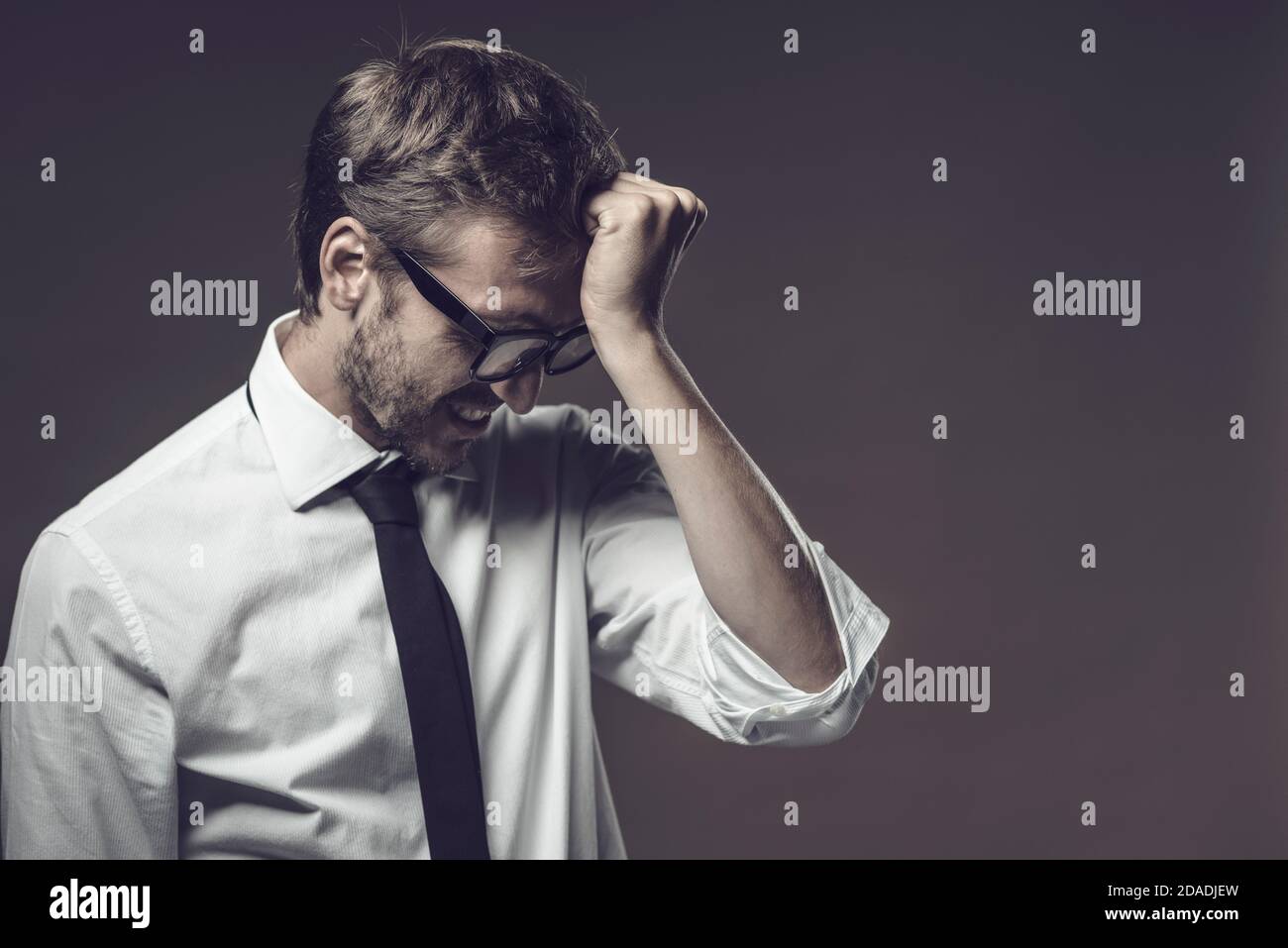 Gestresster frustrierter Geschäftsmann, der eine Facepalm-Geste macht, fühlt er sich beschämend für seinen Fehler Stockfoto