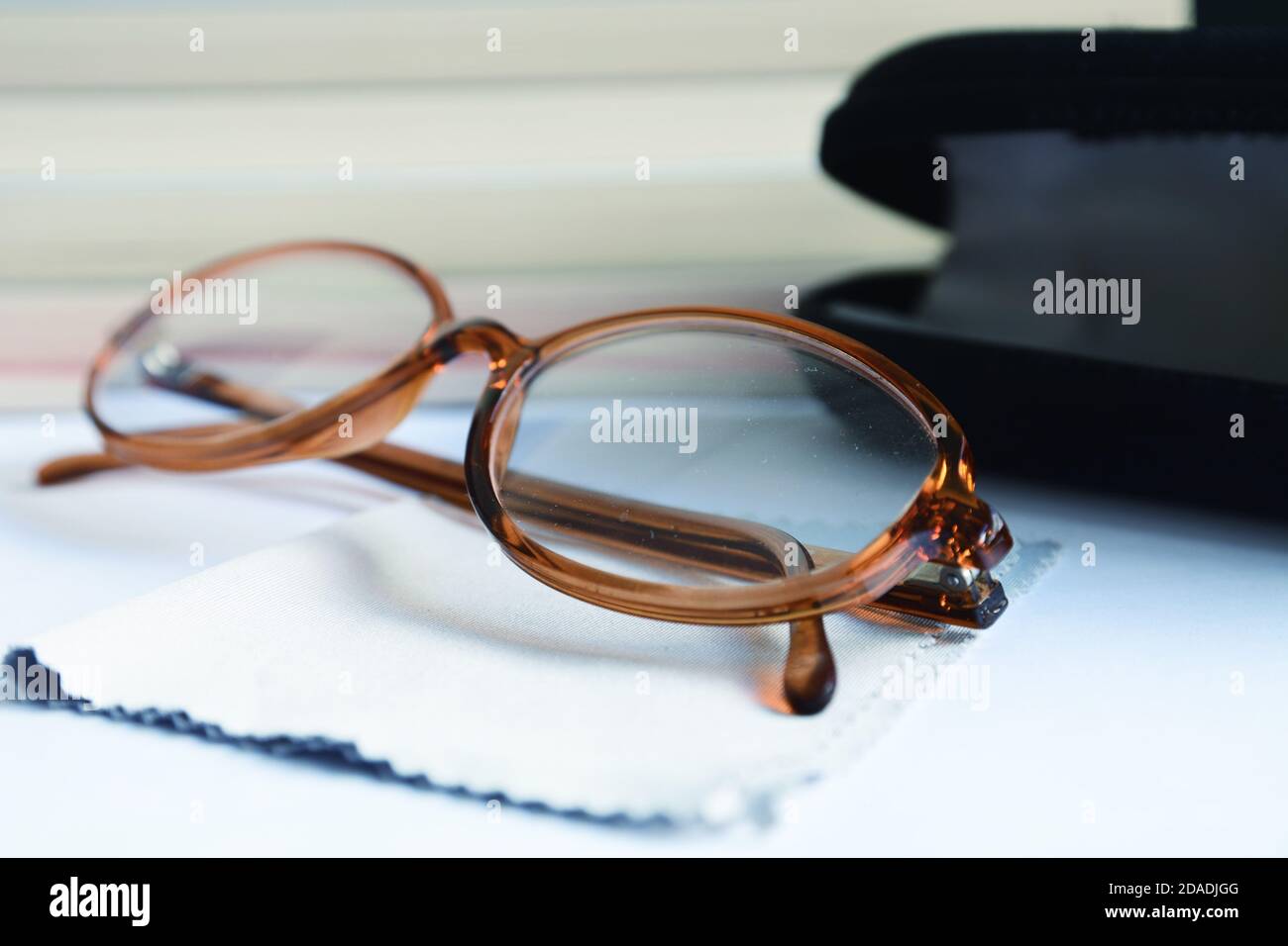 Schmutzige Gläser und Etui mit Brillenreinigungstuch Stockfoto