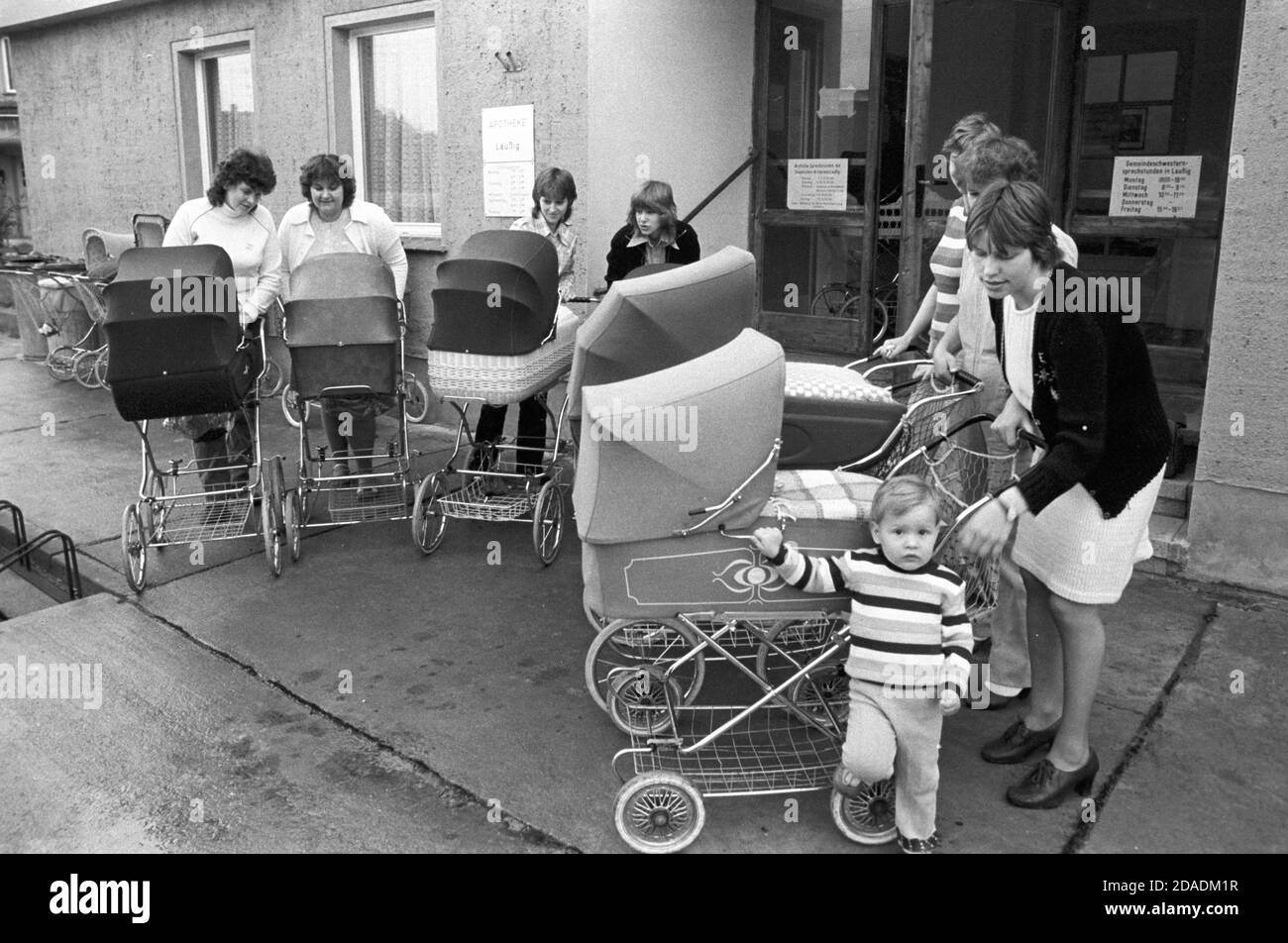 15. September 1984, Sachsen, Laußig: Junge Mütter stehen mit ihren Kinderwagen vor einer Mutter-Beratungsstelle im Dorf Laussig (bei Eilenburg). Genaues Datum der Aufnahme nicht bekannt. Foto: Volkmar Heinz/dpa-Zentralbild/ZB Stockfoto